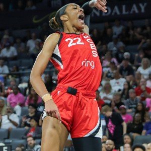 炸裂！阿贾-威尔逊赛季22次砍至少20分15板 超查尔斯独占历史第一