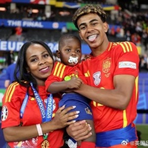 【17岁让全家退休】亚马尔谈及为母亲买房：‘你想要哪一套？