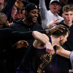 突发！东契奇“溜号”洛杉矶！湖人这下要“头大”咯……